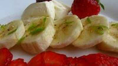 Tartare de bananes et de fraises poivrées, quenelle de mascarpone à la banane et à la passion