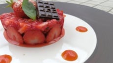 Fraises marinées, sablé basilic, caramel de tomate