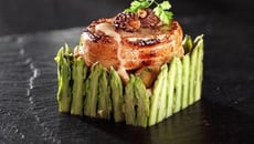 Grenadins de veau aux morilles, marbrés de marrons et d'asperges vertes