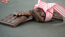 Petits carrés de chocolat fourrés