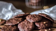 Tendres biscuits cacaotés aux noisettes