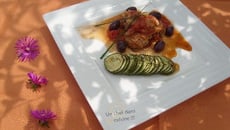 Poulet Sauté aux Olives Violettes, courgettes rôties