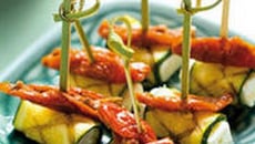 Courgette grillée à la feta, huile de sésame et germes d'asperge