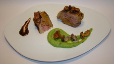 Cuisse de pintade farcie aux abricots moelleux, mousseline de petits pois truffée, poêlée de champignons, jus au confit de bière ambrée et noisettes
