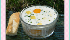 Œufs cocotte au comté, tomates sechées et ciboulette