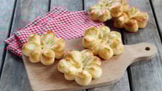 Pains briochés en forme de fleurs