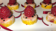 Canapé de surumi aux framboises