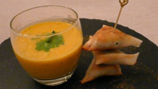 Soupe de carottes aux dattes accompagnée de ses samoussa aux petits légumes
