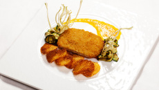 Escalope de poulet pané façon Cordon Bleu, sauce diable, légumes grillés et pommes gaufrette