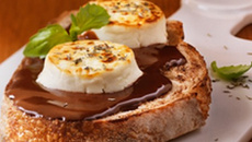 Tartine de chèvre, sauce chocolat thym et basilic