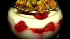 Mousse chocolat blanc framboises et croquant aux pistaches