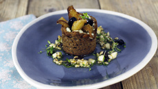 Roquefort AOP Papillon noir fumé en croûte de seigle poire et olives noires confites au sucre orge comme une sauce vierge