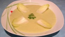 Soupe crémeuse d'endives, maroilles et gruyère râpé