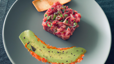 Tartare de thon rouge de la Méditerranée à la crème d'avocat