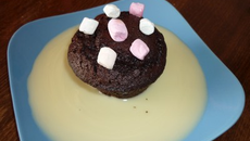 Muffin fondant au chocolat avec sa crème anglaise