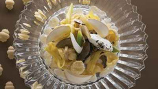 Gnocchi napoletani,sauce de ricotta au poivre, cèpes crus et cuits