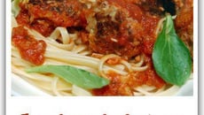 Spaghettis de boulettes de thon à la sauce tomate