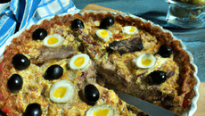 Quiche au thon, anchois et olives