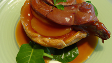 Tatin de cuisse de canard confite navet au miel et fromage blanc aux herbes