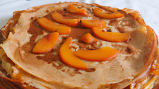 Gâteau de crêpes aux pêches