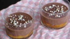 Compotée de pêches et délice au chocolat