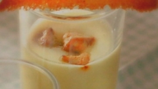 Velouté de topinambour et dés de foie gras