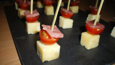 brochettes apéritives de tomates et fromage