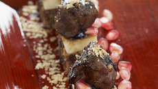 Canapé d'agneau malté aux coings et aux graines de grenade