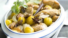 Tajine de poulet, mirabelles, noix de pécan et miel d'oranger