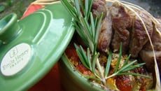 Tian de légumes provençal au parmesan, brochette d'agneau épicée au romarin