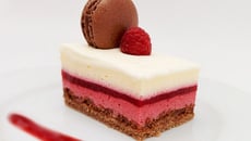 Entremets framboises, chocolat au lait et vanille