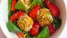 Salade de fraises au fromage frais et pistaches
