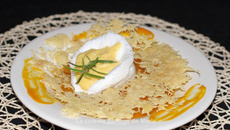 Soupe de potimarron et sa dentelle d''emmentale