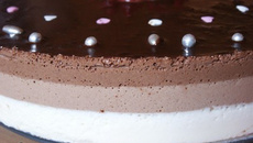 Entremet aux 3 chocolats et son miroir de chocolat noir