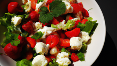 Salade de fraises, tomates cerise et chèvre frais