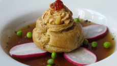 Choux à la mousse de ratatouille, gelée de bouillon de légumes et légumes croquants