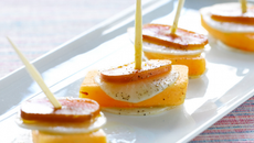 Montadito de kaki, poutargue et radis noir