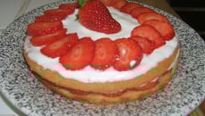Gâteau, fraises et chantilly