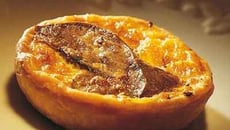 Tourte de lieu jaune et petits légumes de printemps