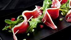 Volutes de Magret Séché sur Lit de Salade