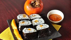 Makis de kaki Persimon, gingembre et citron confit,  crème de poivron rouge