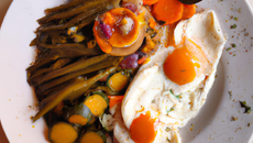 Assiette de légumes d'hiver et œuf poché