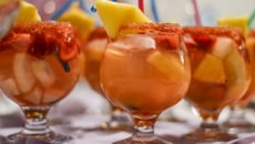 Sangria au gin et au champagne pour l'apéritif