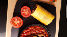 Biscuit roulé au bœuf et à la tomate