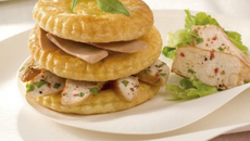 Millefeuille de suprêmes de Pintade au Foie gras, embeurée de chou