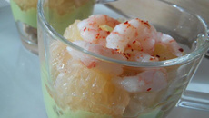 Verrine crème d'avocat, pamplemousse et crevettes