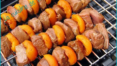 Brochettes de magret de canard aux abricots