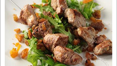 Brochettes d'agneau épicées aux fruits secs