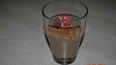 Bavarois au chocolat sur lit de frambboises