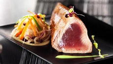 Longe de thon mi-cuite aux nouilles et sauce japonaises